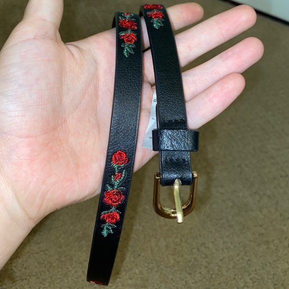 belt with rose stitching and gold buckle - Picture 2 of 2